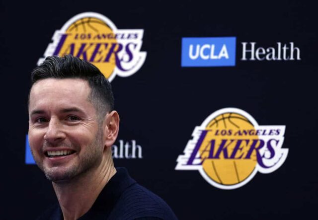 EL SEGUNDO, CALIFÓRNIA - 25 DE SETEMBRO: Técnico JJ Redick do Los Angeles Lakers durante uma coletiva de imprensa no UCLA Health Training Center em 25 de setembro de 2024 em El Segundo, Califórnia. NOTA AO USUÁRIO: O Usuário reconhece e concorda expressamente que, ao baixar e/ou usar esta fotografia, o Usuário está concordando com os termos e condições do Contrato de Licença da Getty Images. 