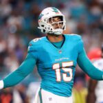 MIAMI GARDENS, FLÓRIDA - 30 DE SETEMBRO: Jaelan Phillips # 15 do Miami Dolphins reage ao jogar contra o Tennessee Titans durante o primeiro quarto no Hard Rock Stadium em 30 de setembro de 2024 em Miami Gardens, Flórida.