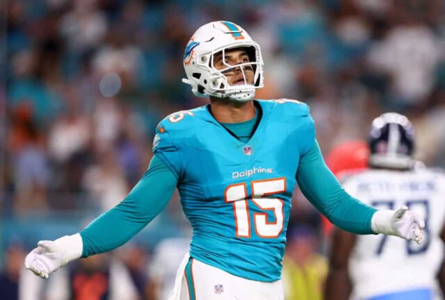 MIAMI GARDENS, FLÓRIDA - 30 DE SETEMBRO: Jaelan Phillips # 15 do Miami Dolphins reage ao jogar contra o Tennessee Titans durante o primeiro quarto no Hard Rock Stadium em 30 de setembro de 2024 em Miami Gardens, Flórida.