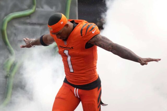 CINCINNATI, OHIO - 08 DE SETEMBRO: Ja'Marr Chase # 1 do Cincinnati Bengals entra em campo antes de um jogo contra o New England Patriots no Paycor Stadium em 08 de setembro de 2024 em Cincinnati, Ohio.