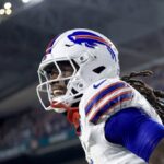 MIAMI GARDENS, FLÓRIDA - 12 DE SETEMBRO: James Cook nº 4 do Buffalo Bills comemora após marcar um touchdown contra o Miami Dolphins durante o primeiro quarto do jogo no Hard Rock Stadium em 12 de setembro de 2024 em Miami Gardens, Flórida.