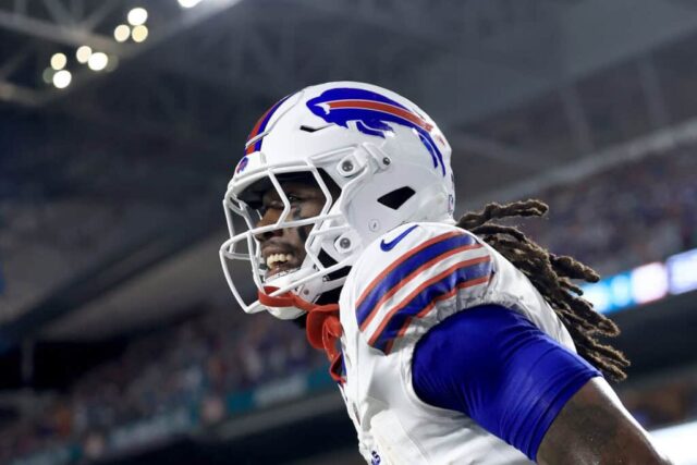 MIAMI GARDENS, FLÓRIDA - 12 DE SETEMBRO: James Cook nº 4 do Buffalo Bills comemora após marcar um touchdown contra o Miami Dolphins durante o primeiro quarto do jogo no Hard Rock Stadium em 12 de setembro de 2024 em Miami Gardens, Flórida. 