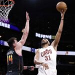 PHOENIX, ARIZONA - 03 DE ABRIL: Jarrett Allen #31 do Cleveland Cavaliers tenta um chute contra Drew Eubanks #14 do Phoenix Suns durante o primeiro tempo no Footprint Center em 3 de abril de 2024 em Phoenix, Arizona. NOTA AO USUÁRIO: O Usuário reconhece e concorda expressamente que, ao baixar e/ou usar esta fotografia, o Usuário está concordando com os termos e condições do Contrato de Licença da Getty Images.