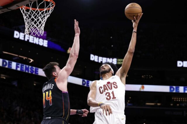 PHOENIX, ARIZONA - 03 DE ABRIL: Jarrett Allen #31 do Cleveland Cavaliers tenta um chute contra Drew Eubanks #14 do Phoenix Suns durante o primeiro tempo no Footprint Center em 3 de abril de 2024 em Phoenix, Arizona. NOTA AO USUÁRIO: O Usuário reconhece e concorda expressamente que, ao baixar e/ou usar esta fotografia, o Usuário está concordando com os termos e condições do Contrato de Licença da Getty Images.