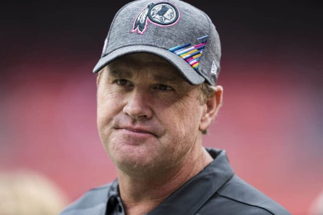 LANDOVER, MD - OUTUBRO 06: O técnico Jay Gruden do Washington Redskins observa antes do jogo contra o New England Patriots no FedExField em 6 de outubro de 2019 em Landover, Maryland.