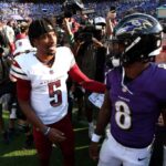 BALTIMORE, MARYLAND - 13 DE OUTUBRO: Lamar Jackson nº 8 do Baltimore Ravens e Jayden Daniels nº 5 do Washington Commanders se cumprimentam após a vitória dos Ravens por 30-23 no M&T Bank Stadium em 13 de outubro de 2024 em Baltimore, Maryland.