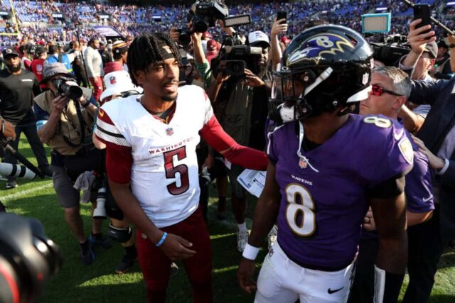 BALTIMORE, MARYLAND - 13 DE OUTUBRO: Lamar Jackson nº 8 do Baltimore Ravens e Jayden Daniels nº 5 do Washington Commanders se cumprimentam após a vitória dos Ravens por 30-23 no M&T Bank Stadium em 13 de outubro de 2024 em Baltimore, Maryland.