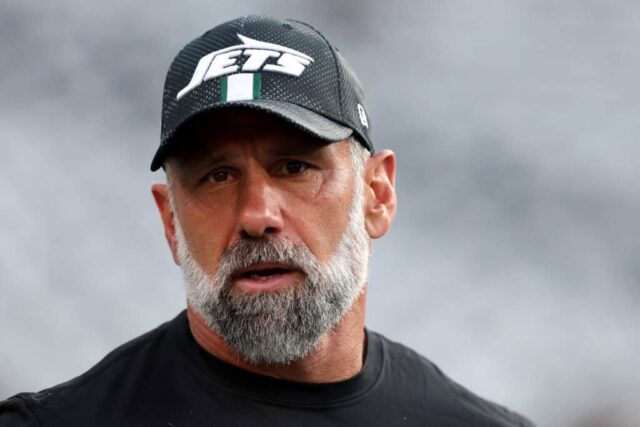 EAST RUTHERFORD, NOVA JERSEY - 24 DE AGOSTO: Jeff Ulbrich do New York Jets enfrenta o New York Giants antes de um jogo de pré-temporada no MetLife Stadium em 24 de agosto de 2024 em East Rutherford, Nova Jersey. 