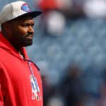 FOXBOROUGH, MASSACHUSETTS - 13 DE OUTUBRO: O técnico do New England Patriots, Jerod Mayo, observa antes do jogo contra o Houston Texans no Gillette Stadium em 13 de outubro de 2024 em Foxborough, Massachusetts.