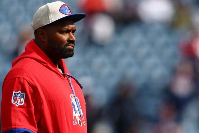 FOXBOROUGH, MASSACHUSETTS - 13 DE OUTUBRO: O técnico do New England Patriots, Jerod Mayo, observa antes do jogo contra o Houston Texans no Gillette Stadium em 13 de outubro de 2024 em Foxborough, Massachusetts. 