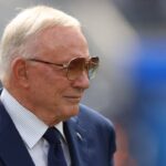 INGLEWOOD, CALIFÓRNIA - 19 DE SETEMBRO: Proprietário Jerry Jones do Dallas Cowboys no SoFi Stadium em 19 de setembro de 2021 em Inglewood, Califórnia.