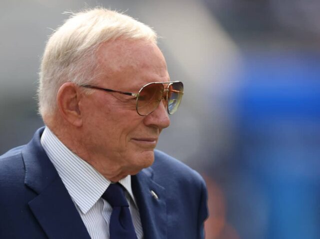 INGLEWOOD, CALIFÓRNIA - 19 DE SETEMBRO: Proprietário Jerry Jones do Dallas Cowboys no SoFi Stadium em 19 de setembro de 2021 em Inglewood, Califórnia.