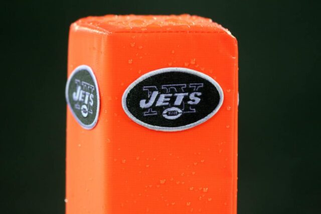 Um marcador de end zone com o logotipo do New York Jets fica no campo do New Meadowlands Stadium em 13 de setembro de 2010 em East Rutherford, Nova Jersey.