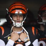 CHARLOTTE, CAROLINA DO NORTE - 29 DE SETEMBRO: Joe Burrow # 9 do Cincinnati Bengals espera no túnel antes do jogo contra o Carolina Panthers no Bank of America Stadium em 29 de setembro de 2024 em Charlotte, Carolina do Norte.