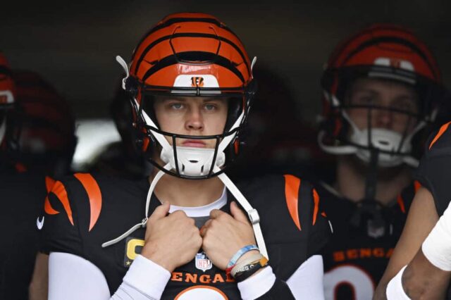 CHARLOTTE, CAROLINA DO NORTE - 29 DE SETEMBRO: Joe Burrow # 9 do Cincinnati Bengals espera no túnel antes do jogo contra o Carolina Panthers no Bank of America Stadium em 29 de setembro de 2024 em Charlotte, Carolina do Norte. 