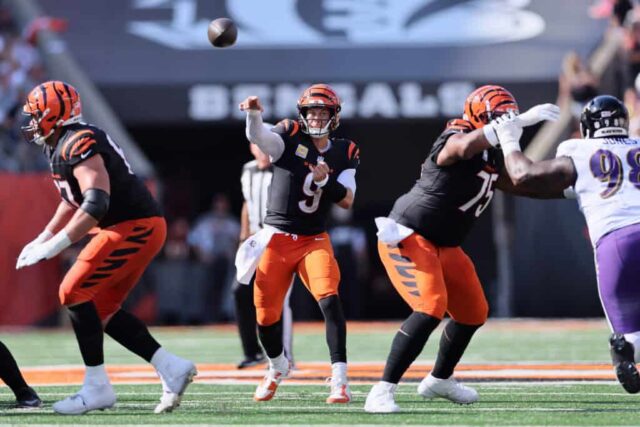 CINCINNATI, OHIO - OUTUBRO 06: Joe Burrow #9 do Cincinnati Bengals lança um passe contra o Baltimore Ravens durante o quarto período no Paycor Stadium em 06 de outubro de 2024 em Cincinnati, Ohio. 