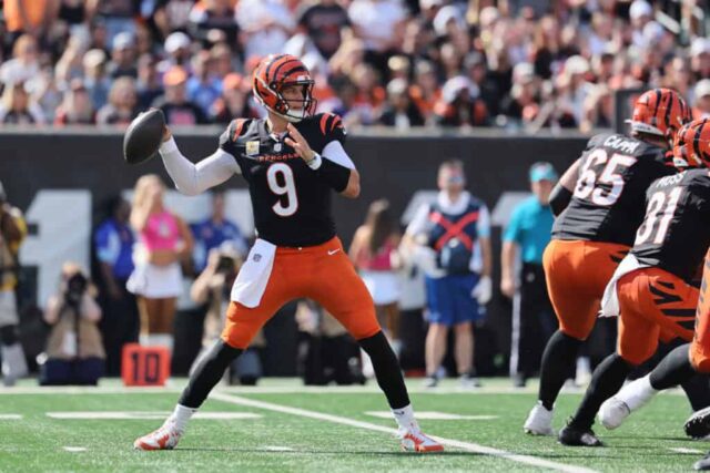 CINCINNATI, OHIO - OUTUBRO 06: Joe Burrow #9 do Cincinnati Bengals lança um passe contra o Baltimore Ravens durante o primeiro quarto no Paycor Stadium em 06 de outubro de 2024 em Cincinnati, Ohio. 