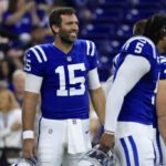 INDIANÁPOLIS, INDIAN - 22 DE SETEMBRO: Joe Flacco # 15 do Indianapolis Colts reage em campo antes de um jogo contra o Chicago Bears no Lucas Oil Stadium em 22 de setembro de 2024 em Indianápolis, Indiana.