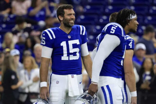 INDIANÁPOLIS, INDIAN - 22 DE SETEMBRO: Joe Flacco # 15 do Indianapolis Colts reage em campo antes de um jogo contra o Chicago Bears no Lucas Oil Stadium em 22 de setembro de 2024 em Indianápolis, Indiana. 