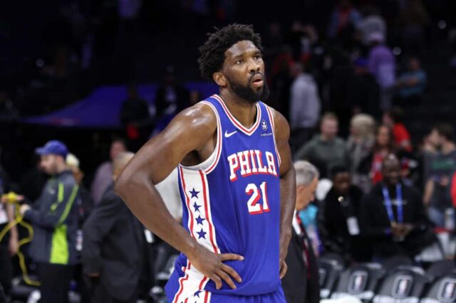 Joel Embiid nº 21 do Philadelphia 76ers reage depois que o 76ers foi derrotado pelo Boston Celtics no Wells Fargo Center em 15 de novembro de 2023 na Filadélfia, Pensilvânia. NOTA AO USUÁRIO: O Usuário reconhece e concorda expressamente que, ao baixar e/ou usar esta fotografia, o Usuário está concordando com os termos e condições do Contrato de Licença da Getty Images.