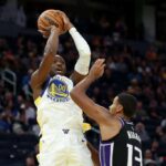 SAN FRANCISCO, CALIFÓRNIA - 11 DE OUTUBRO: Jonathan Kuminga nº 00 do Golden State Warriors atira sobre Keegan Murray nº 13 do Sacramento Kings durante a segunda metade de seu jogo de pré-temporada no Chase Center em 11 de outubro de 2024 em San Francisco, Califórnia. NOTA AO USUÁRIO: O usuário reconhece e concorda expressamente que, ao baixar e/ou usar esta fotografia, o usuário concorda com os termos e condições do Contrato de Licença da Getty Images.