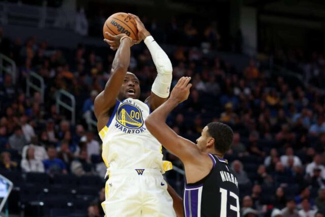 SAN FRANCISCO, CALIFÓRNIA - 11 DE OUTUBRO: Jonathan Kuminga nº 00 do Golden State Warriors atira sobre Keegan Murray nº 13 do Sacramento Kings durante a segunda metade de seu jogo de pré-temporada no Chase Center em 11 de outubro de 2024 em San Francisco, Califórnia. NOTA AO USUÁRIO: O usuário reconhece e concorda expressamente que, ao baixar e/ou usar esta fotografia, o usuário concorda com os termos e condições do Contrato de Licença da Getty Images.