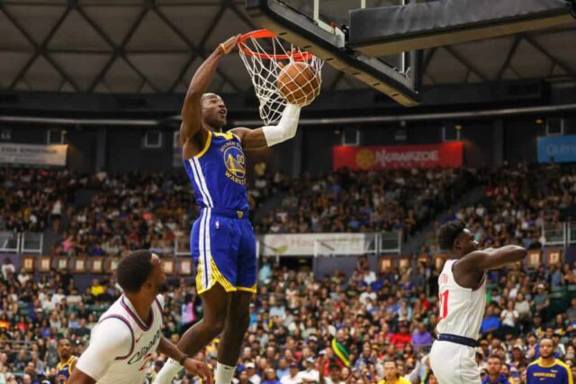 HONOLULU, HAVAÍ - 5 DE OUTUBRO: Jonathan Kuminga nº 0 do Golden State Warriors enterra a bola durante o primeiro tempo de um jogo de exibição contra o LA Clippers na SimpliFi Arena em 5 de outubro de 2024 em Honolulu, Havaí. NOTA AO USUÁRIO: O Usuário reconhece e concorda expressamente que, ao baixar e/ou usar esta fotografia, o Usuário está concordando com os termos e condições do Contrato de Licença da Getty Images.