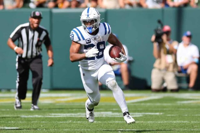 GREEN BAY, WISCONSIN - 15 DE SETEMBRO: Jonathan Taylor nº 28 do Indianapolis Colts corre para jardas durante um jogo contra o Green Bay Packers no Lambeau Field em 15 de setembro de 2024 em Green Bay, Wisconsin. Os Packers derrotaram os Colts por 16-10.