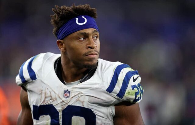 Jonathan Taylor, nº 28 do Indianapolis Colts, sai de campo depois de perder um jogo contra o Baltimore Ravens no M&T Bank Stadium em 11 de outubro de 2021 em Baltimore, Maryland.