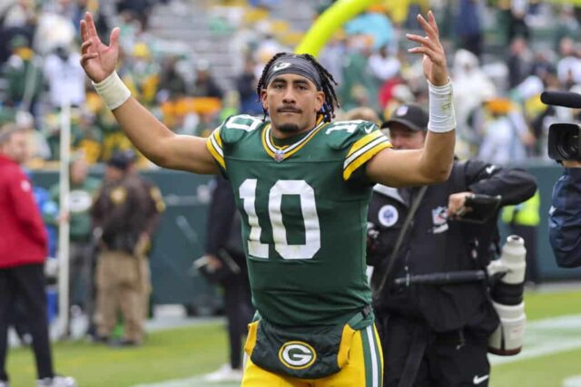 GREEN BAY, WISCONSIN - 13 DE OUTUBRO: Jordan Love nº 10 do Green Bay Packers sai de campo depois de derrotar o Arizona Cardinals por 34-13 no Lambeau Field em 13 de outubro de 2024 em Green Bay, Wisconsin.