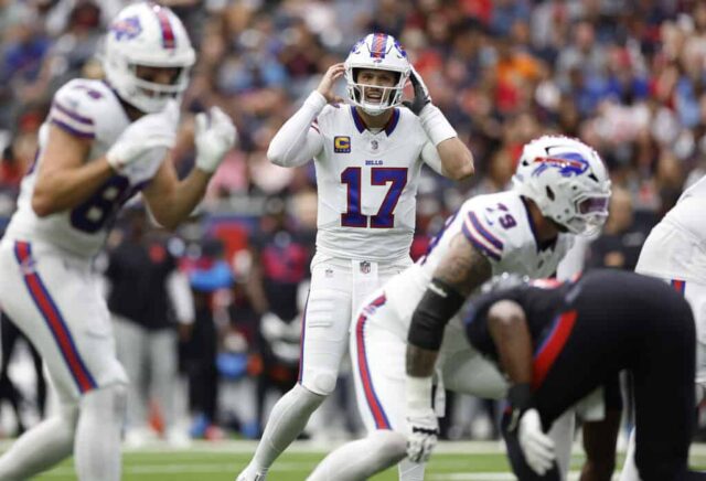 HOUSTON, TEXAS - 06 DE OUTUBRO: Josh Allen # 17 do Buffalo Bills dá ordens da linha de scrimmage durante o primeiro quarto contra o Houston Texans no NRG Stadium em 06 de outubro de 2024 em Houston, Texas. 