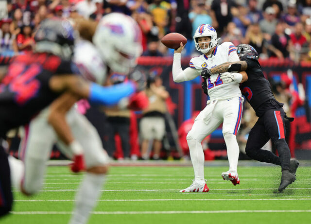 HOUSTON, TEXAS - 06 DE OUTUBRO: Jalen Pitre nº 5 do Houston Texans demite Josh Allen nº 17 do Buffalo Bills durante o quarto período no NRG Stadium em 06 de outubro de 2024 em Houston, Texas.