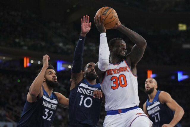 NOVA IORQUE, NOVA IORQUE - 1º DE JANEIRO: Julius Randle nº 30 do New York Knicks controla a bola contra Karl-Anthony Towns nº 32 e Mike Conley nº 10 do Minnesota Timberwolves no segundo tempo no Madison Square Garden em 1º de janeiro de 2024 na cidade de Nova York. Os Knicks derrotaram os Timberwolves por 112-106. NOTA AO USUÁRIO: O Usuário reconhece e concorda expressamente que, ao baixar e/ou usar esta fotografia, o Usuário está concordando com os termos e condições do Contrato de Licença da Getty Images. 