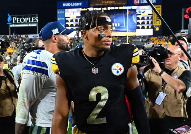 PITTSBURGH, PENSILVÂNIA - 7 DE OUTUBRO: Justin Fields nº 2 do Pittsburgh Steelers sai de campo após o jogo contra o Dallas Cowboys no Acrisure Stadium em 7 de outubro de 2024 em Pittsburgh, Pensilvânia. Dallas venceu o jogo por 20-17. 