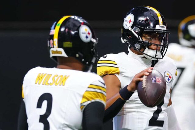 ATLANTA, GEÓRGIA - 08 DE SETEMBRO: Justin Fields #2 e Russell Wilson #3 do Pittsburgh Steelers se aquecem antes de um jogo contra o Atlanta Falcons no Mercedes-Benz Stadium em 08 de setembro de 2024 em Atlanta, Geórgia. 