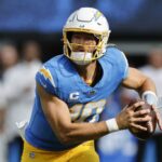 INGLEWOOD, CALIFÓRNIA - 29 DE SETEMBRO: Justin Herbert nº 10 do Los Angeles Chargers luta com a bola durante o terceiro quarto contra o Kansas City Chiefs no SoFi Stadium em 29 de setembro de 2024 em Inglewood, Califórnia.