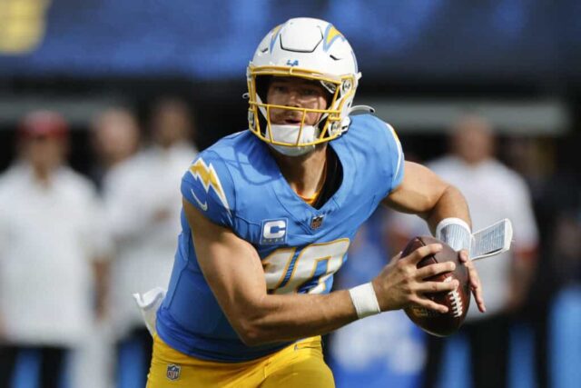 INGLEWOOD, CALIFÓRNIA - 29 DE SETEMBRO: Justin Herbert nº 10 do Los Angeles Chargers luta com a bola durante o terceiro quarto contra o Kansas City Chiefs no SoFi Stadium em 29 de setembro de 2024 em Inglewood, Califórnia.