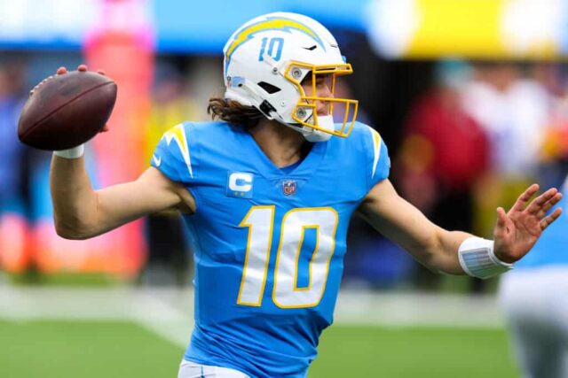 Justin Herbert #10 do Los Angeles Chargers lança um passe contra o Los Angeles Rams durante a primeira metade do jogo no SoFi Stadium em 01 de janeiro de 2023 em Inglewood, Califórnia.