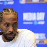 INDIANÁPOLIS, INDIANA - FEVEREIRO 17: Kawhi Leonard nº 2 do LA Clippers fala à mídia no Gainbridge Fieldhouse em 17 de fevereiro de 2024 em Indianápolis, Indiana. NOTA AO USUÁRIO: O Usuário reconhece e concorda expressamente que, ao baixar e/ou usar esta fotografia, o Usuário está concordando com os termos e condições do Contrato de Licença da Getty Images.