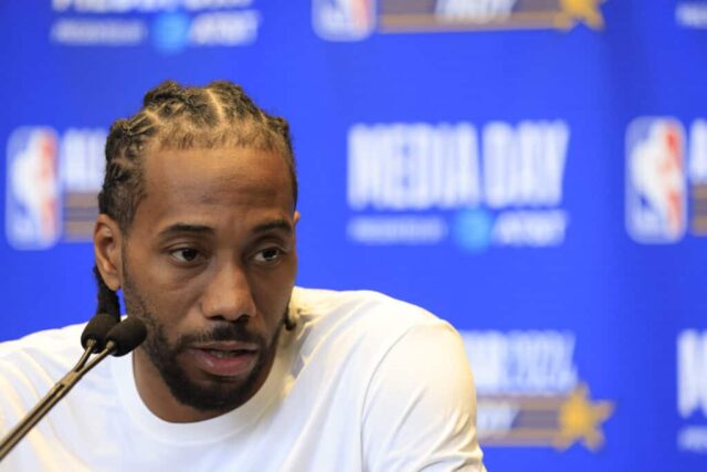 INDIANÁPOLIS, INDIANA - FEVEREIRO 17: Kawhi Leonard nº 2 do LA Clippers fala à mídia no Gainbridge Fieldhouse em 17 de fevereiro de 2024 em Indianápolis, Indiana. NOTA AO USUÁRIO: O Usuário reconhece e concorda expressamente que, ao baixar e/ou usar esta fotografia, o Usuário está concordando com os termos e condições do Contrato de Licença da Getty Images.