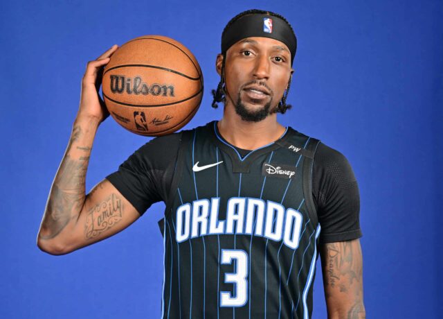 ORLANDO, FLÓRIDA - 30 DE SETEMBRO: Kentavious Caldwell-Pope nº 3 do Orlando Magic posa durante o Orlando Magic Media Day de 2024 no AdventHealth Training Center em 30 de setembro de 2024 em Orlando, Flórida. NOTA AO USUÁRIO: O Usuário reconhece e concorda expressamente que, ao baixar e/ou usar esta fotografia, o Usuário está concordando com os termos e condições do Contrato de Licença da Getty Images.