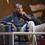 NOVA IORQUE, NOVA IORQUE - 17 DE AGOSTO: Kevin Durant fala no palco durante o Fanatics Fest NYC 2024 no Jacob Javits Center em 17 de agosto de 2024 na cidade de Nova York.