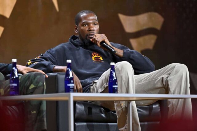 NOVA IORQUE, NOVA IORQUE - 17 DE AGOSTO: Kevin Durant fala no palco durante o Fanatics Fest NYC 2024 no Jacob Javits Center em 17 de agosto de 2024 na cidade de Nova York.