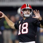 ATLANTA, GEÓRGIA - 03 DE OUTUBRO: Kirk Cousins ​​# 18 do Atlanta Falcons se aquece antes do jogo contra o Tampa Bay Buccaneers no Mercedes-Benz Stadium em 3 de outubro de 2024 em Atlanta, Geórgia