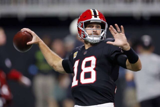 ATLANTA, GEÓRGIA - 03 DE OUTUBRO: Kirk Cousins ​​# 18 do Atlanta Falcons se aquece antes do jogo contra o Tampa Bay Buccaneers no Mercedes-Benz Stadium em 3 de outubro de 2024 em Atlanta, Geórgia