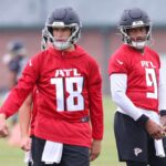 FLOWERY BRANCH, GEÓRGIA - 14 DE MAIO: O quarterback Michael Penix Jr. nº 9 do Atlanta Falcons observa o quarterback Kirk Cousins ​​nº 18 durante os treinos fora de temporada da OTA no centro de treinamento do Atlanta Falcons em 14 de maio de 2024 em Flowery Branch, Geórgia.