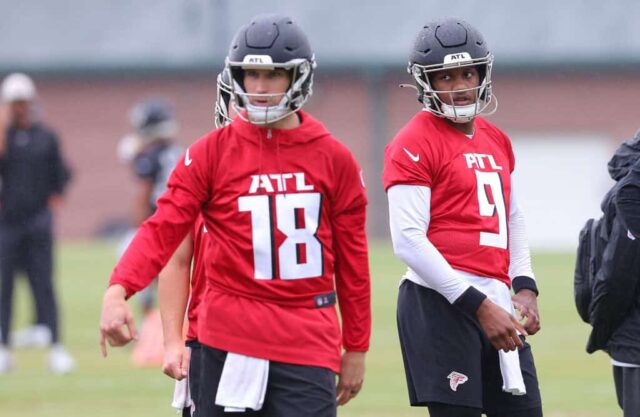 FLOWERY BRANCH, GEÓRGIA - 14 DE MAIO: O quarterback Michael Penix Jr. nº 9 do Atlanta Falcons observa o quarterback Kirk Cousins ​​nº 18 durante os treinos fora de temporada da OTA no centro de treinamento do Atlanta Falcons em 14 de maio de 2024 em Flowery Branch, Geórgia. 