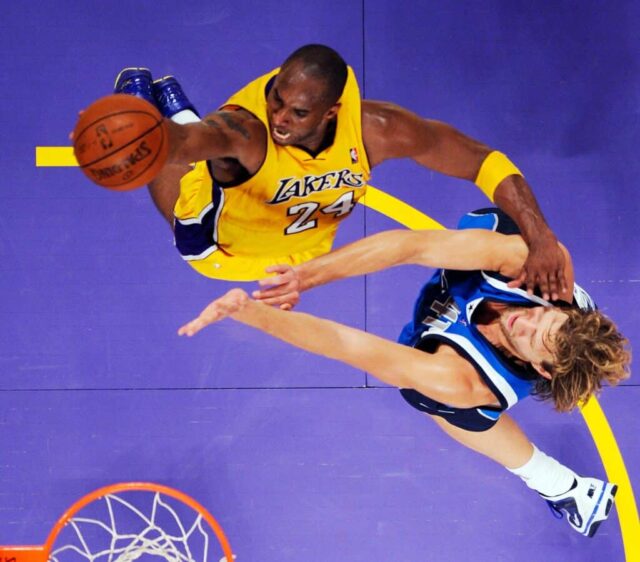 LOS ANGELES, CA - 30 DE OUTUBRO: Kobe Bryant nº 24 do Los Angeles Lakers desliza para a cesta contra Dirk Nowitzki nº 41 do Dallas Mavericks durante o jogo de basquete da NBA no Staples Center em 30 de outubro de 2009 em Los Angeles, Califórnia. NOTA AO USUÁRIO: O usuário reconhece e concorda expressamente que, ao baixar e/ou usar esta fotografia, o usuário concorda com os termos e condições do Contrato de Licença da Getty Images. 