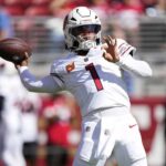 SANTA CLARA, CALIFÓRNIA - 06 DE OUTUBRO: Kyler Murray nº 1 do Arizona Cardinals se aquece antes de um jogo contra o San Francisco 49ers no Levi's Stadium em 06 de outubro de 2024 em Santa Clara, Califórnia.