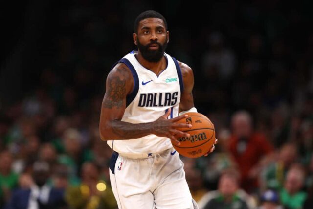 BOSTON, MASSACHUSETTS - 9 DE JUNHO: Kyrie Irving nº 11 do Dallas Mavericks tenta passar a bola durante o terceiro quarto contra o Boston Celtics no segundo jogo das finais da NBA de 2024 no TD Garden em 9 de junho de 2024 em Boston, Massachusetts. NOTA AO USUÁRIO: O Usuário reconhece e concorda expressamente que, ao baixar e/ou usar esta fotografia, o Usuário está concordando com os termos e condições do Contrato de Licença da Getty Images.